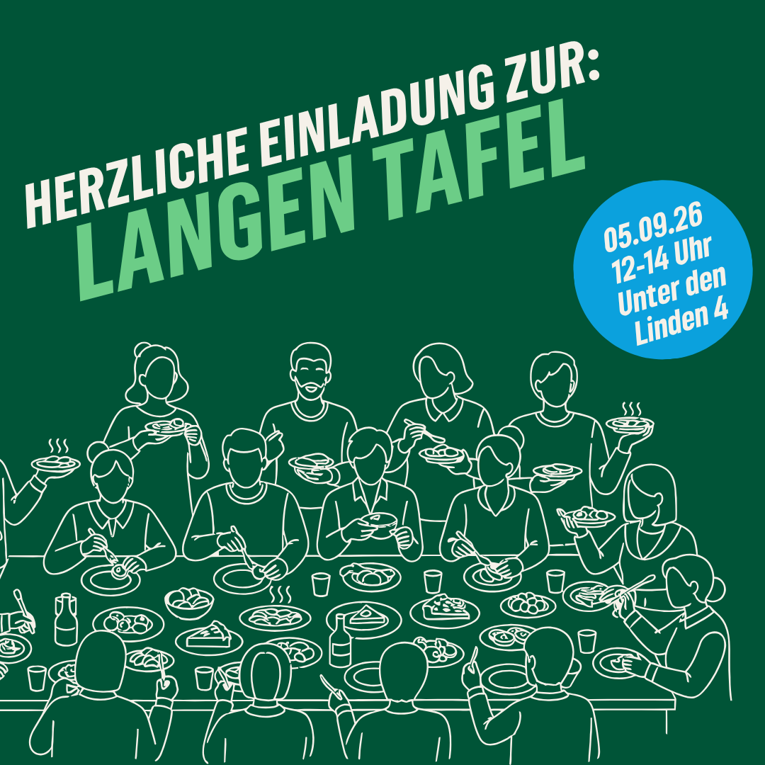 Grünes Sharepic auf dem in einer Grafik Menschen an einer Tafel abgebildet sind, die gemeinsam essen. Text: Herzliche EInladung zur Langen Tafel 05.09.2026 12-14 Uhr, Unter den Linden 4